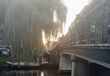 Tieners op de vlucht voor de politie, springen in de Admiralengracht