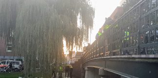 Tieners op de vlucht voor de politie, springen in de Admiralengracht