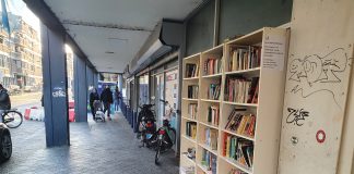 Gedoe om boekenkast bij AH Van Limburg Stirumstraat