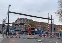 Kinkerbrug dicht, pontje over Kostverlorenvaart brengt voetgangers heen en weer