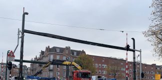 Kinkerbrug dicht, pontje over Kostverlorenvaart brengt voetgangers heen en weer