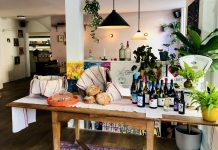 Olijf-jalopeñobrioches bij de nieuwste bakker van West