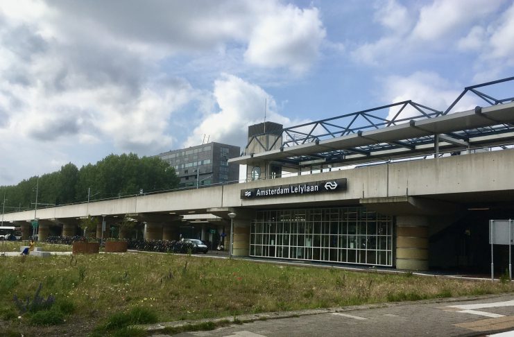 Politie deelt beelden van zware mishandeling op station Lelylaan