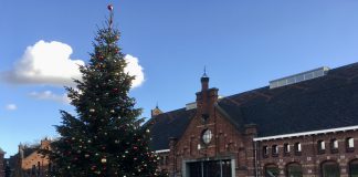 Kerstboom Westerpark ‘niet veel eerder’ dan vorig jaar, wel met ballen