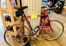 Naar het café voor een kerstboom, fiets of wc-papier