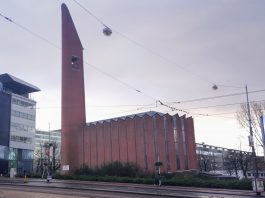 Kolenkitkerk wordt met nieuwe belichting ‘baken van de buurt’