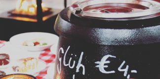 We kunnen niet naar het café, maar we kunnen wel glühwein-wandelen