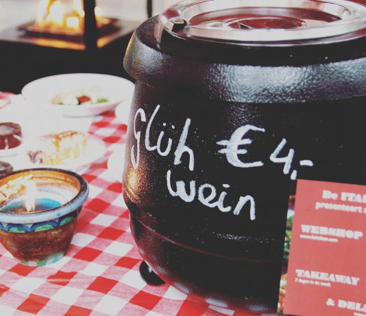 We kunnen niet naar het café, maar we kunnen wel glühwein-wandelen
