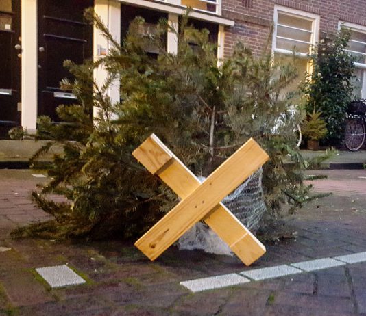 Kerstboom wordt compost voor tuinen van West