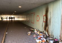 Straatboekenkast in brand gestoken