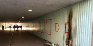 Straatboekenkast in brand gestoken