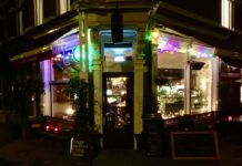 Daten en wandelend de horeca in West steunen