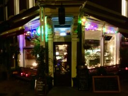 Daten en wandelend de horeca in West steunen