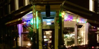 Daten en wandelend de horeca in West steunen