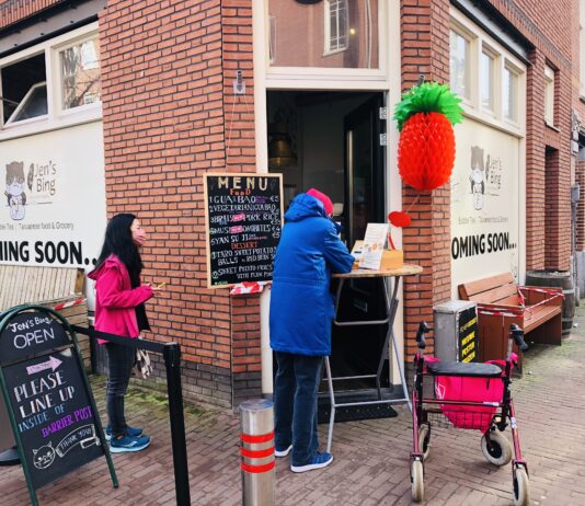 Jenny Bing (van de Ten Katemarkt) verkoopt haar Taiwanese streetfood nu in de Jan Hanzenstraat