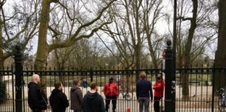 Gemeente gooit Vondelpark weer dicht wegens drukte
