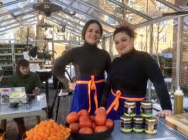 Chefs uit Nieuw-West koken met overschotten van de markt op Plein ’40-’45