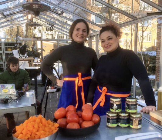 Chefs uit Nieuw-West koken met overschotten van de markt op Plein ’40-’45
