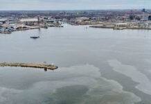 Grote olievlek in IJ bij Pontsteiger