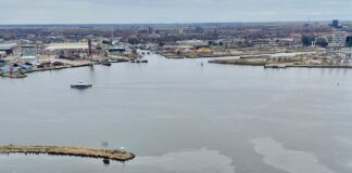Grote olievlek in IJ bij Pontsteiger