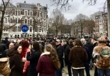 Nassaukade afgezet na klemzetten demonstranten door politie