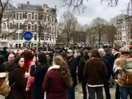 Nassaukade afgezet na klemzetten demonstranten door politie