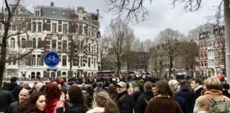 Nassaukade afgezet na klemzetten demonstranten door politie