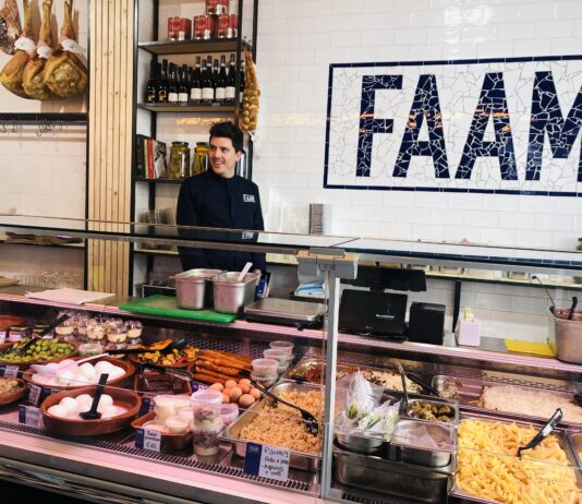 Kwijlen voor de vitrine bij Trattoria Faam in de Jan Evertsenstraat