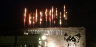 Lichtinstallatie op dak Marktkantine