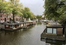 Woonboten meer gespreid langs kades in West