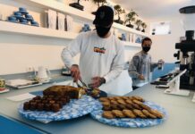 De Ao Bar in de Van Hallstraat stopt supergezonde matcha in gebak