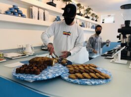 De Ao Bar in de Van Hallstraat stopt supergezonde matcha in gebak