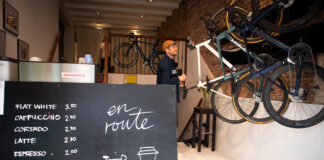 En route: café voor fietsers op de Bilderdijkstraat