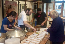 Italiaanse chefs koken een feestmaal voor Spaarndammerbuurtbewoners