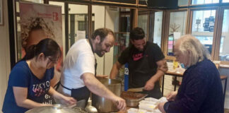 Italiaanse chefs koken een feestmaal voor Spaarndammerbuurtbewoners