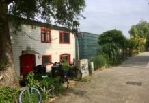 Regenboogvlag woonboot in brand gestoken