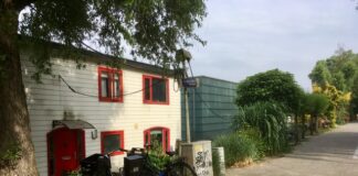 Regenboogvlag woonboot in brand gestoken