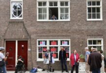 Protest tegen verkoop sociale huurwoning Spaarndammerbuurt