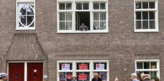 Protest tegen verkoop sociale huurwoning Spaarndammerbuurt