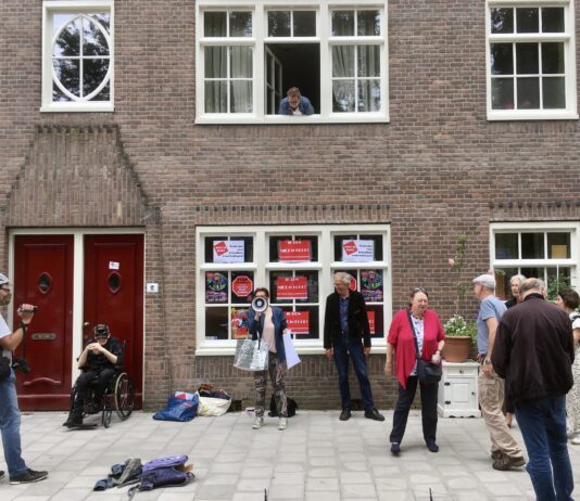Protest tegen verkoop sociale huurwoning Spaarndammerbuurt