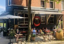 Lunchen met worstenbroodjes bij Bar Mimi in Oud-West