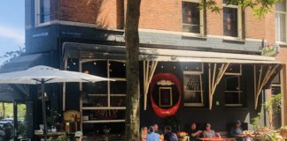 Lunchen met worstenbroodjes bij Bar Mimi in Oud-West