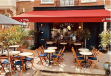 Aan de oesters en kreeft Mac & Cheese bij Le Forel