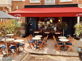 Aan de oesters en kreeft Mac & Cheese bij Le Forel