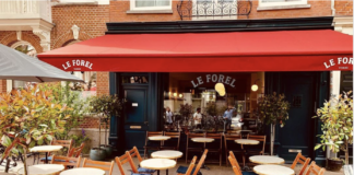 Aan de oesters en kreeft Mac & Cheese bij Le Forel