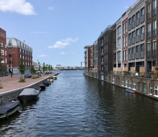 Het IJ begint te stromen door nieuwe wijk Houthaven