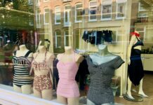 Mama Maria helpt je om te badderen als een filmster