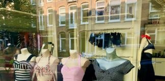 Mama Maria helpt je om te badderen als een filmster