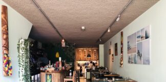 De Overtoom heeft de eerste Hawaiiaanse tiki-bar van West