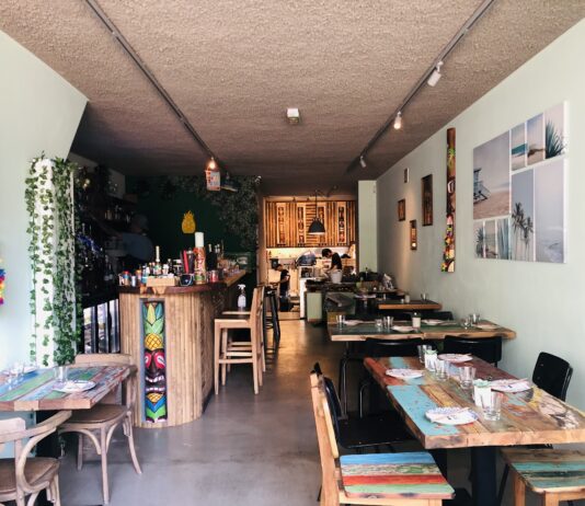 De Overtoom heeft de eerste Hawaiiaanse tiki-bar van West